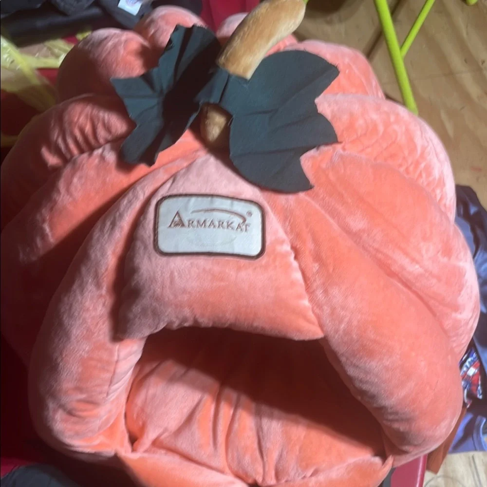 Cozy Pumpkin Pet Bed - Orange